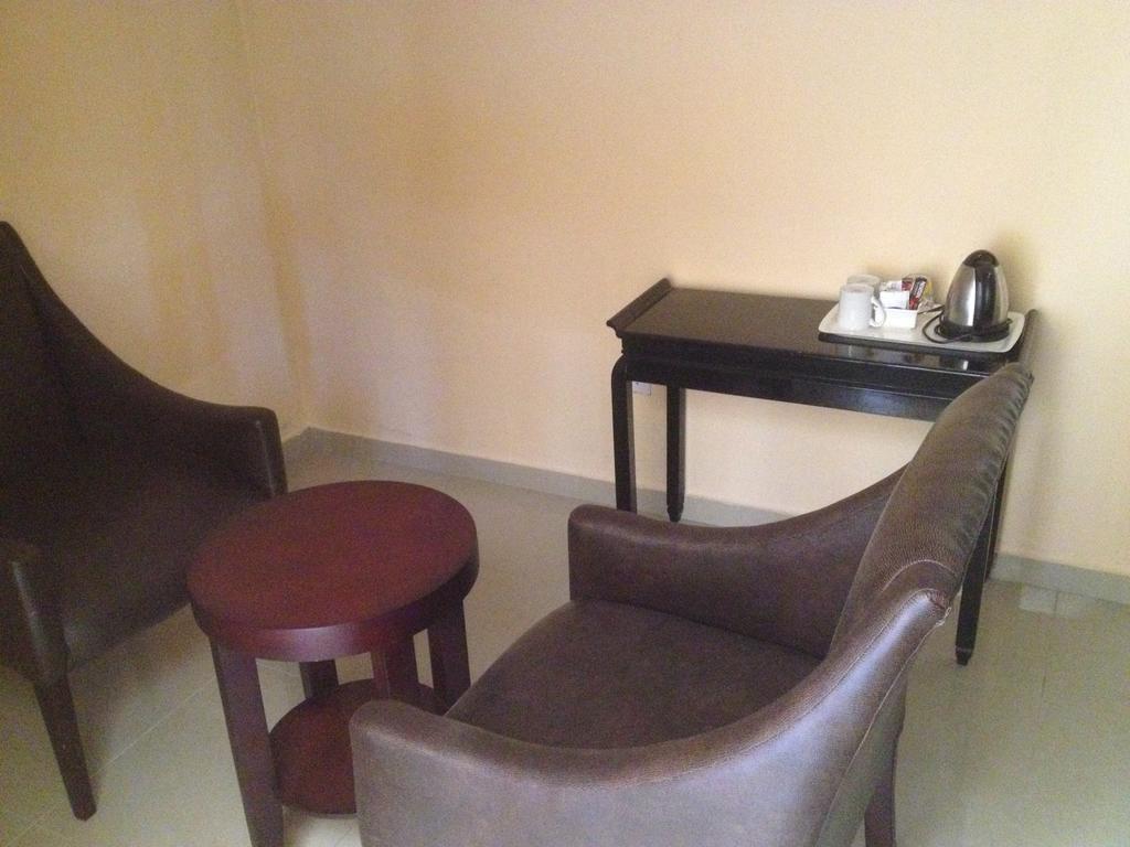 Kadoma Hotel & Conference Centre エクステリア 写真