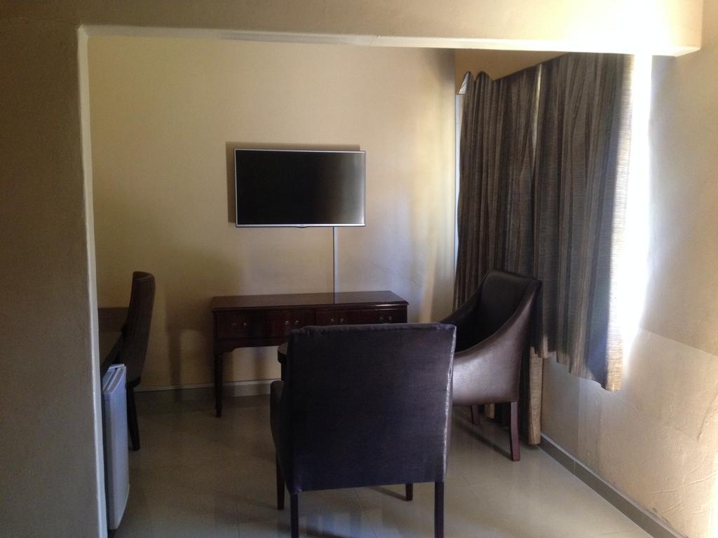 Kadoma Hotel & Conference Centre エクステリア 写真