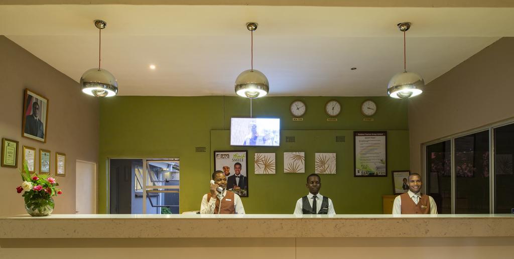 Kadoma Hotel & Conference Centre エクステリア 写真