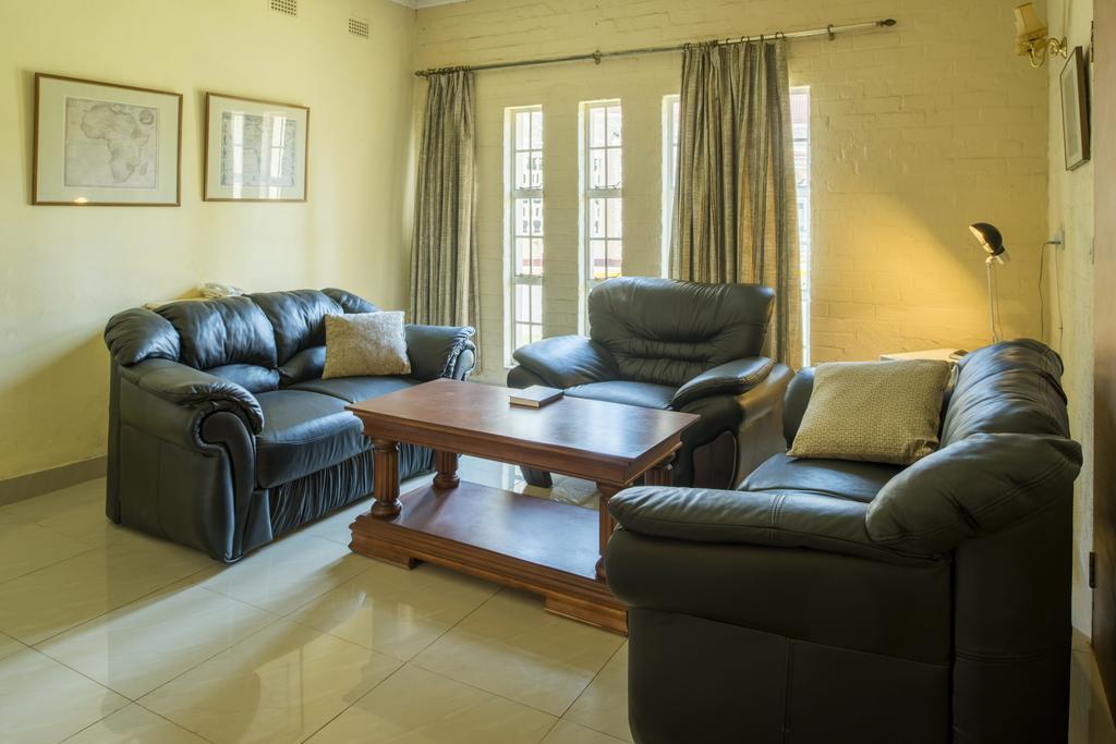 Kadoma Hotel & Conference Centre エクステリア 写真