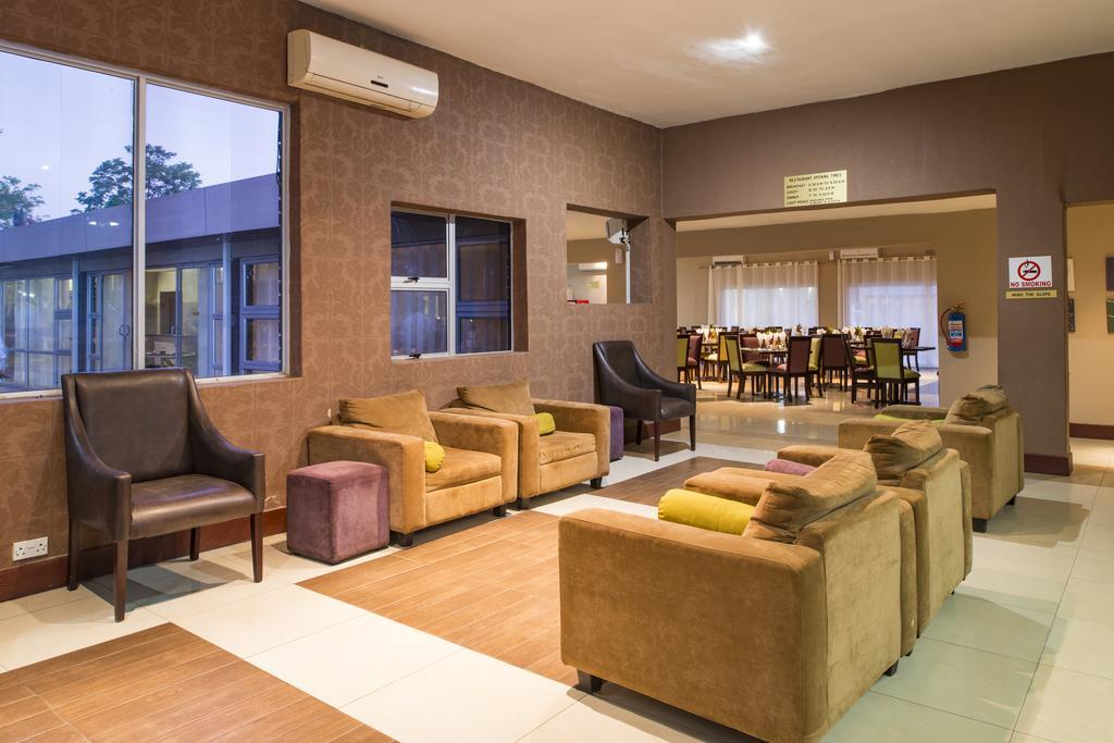 Kadoma Hotel & Conference Centre エクステリア 写真