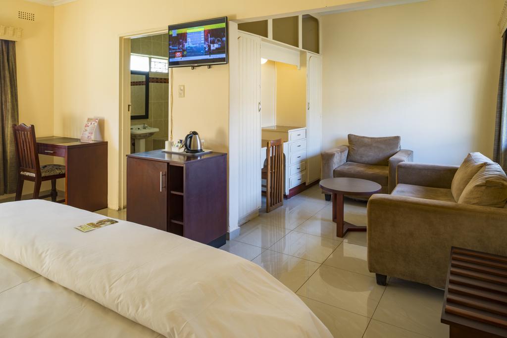 Kadoma Hotel & Conference Centre エクステリア 写真