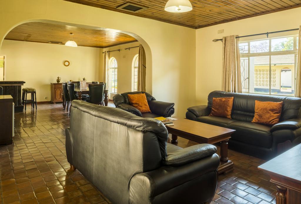 Kadoma Hotel & Conference Centre エクステリア 写真